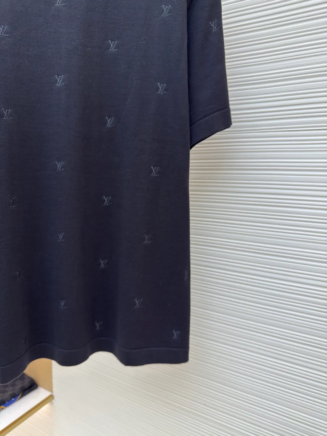 LOUIS VUITTON full-width embroidered knitted short-sleeve ●Authentic product: purchased and developed for 11400 ●Item number: 1680375-A75 ●Fabric: blended yarn fabric ●Technology: full-width embroidery production ●Version: fitted version ●Weight: about 345 grams ●Size: XS-S-M-L ●Description: Made of blended yarn, the composition is 95% cotton, 5% spandex. This fabric uses spun yarn, which is a must-have material for summer knitted short-sleeves. The cotton upper body has a more three-dimensional effect and good ventilation. The polyester material allows the clothes to remain elastic after being worn for a long time. This embroidery uses full-width computer-positioned embroidery. The 10 rows of embroidery on the front and back are consistent with the original version. The entire garment is embroidered with about 80 stitches and about 12,000 stitches. The embroidery is aligned diagonally up and down across the entire width. This crew-neck shirt is designed with sleek lines and full-scale embroidery depicting the LV Blason pattern. It can be easily integrated into casual or formal looks, making it a classic choice during the changing seasons. The overall color is consistent with no color difference. It can be matched with the same style to create a fashionable look, and can be used in various occasions. Customized accessories, complete with three standards, the same style for men and women!